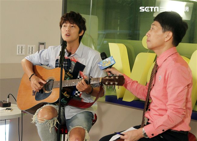 許書豪安安大明星自彈自唱。（記者邱榮吉/攝影）