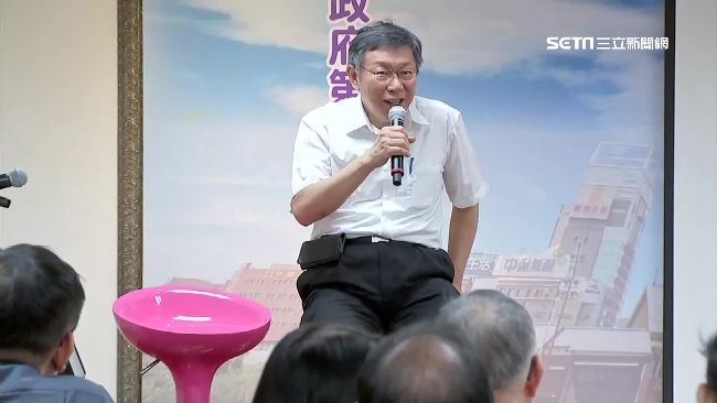 柯P高腳椅初體驗　肚凸腿開都不在意