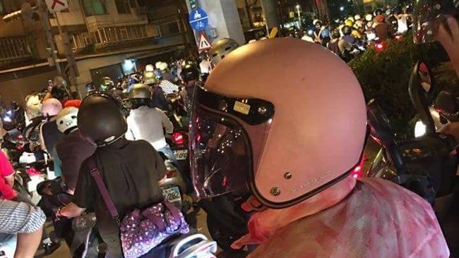 貨車開上機車道　華江橋引道大塞車！