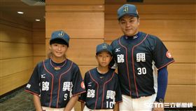 ▲錦興國小要穿新球衣參加比賽了。（圖／記者林辰彥攝影）