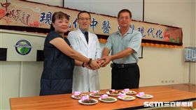  59歲曾女士(左)與50歲潘先生(右)都是大腸癌末期患者，接受中國醫藥大學附設醫院切除手術與化療手術後，再搭配中醫部葛正航醫師的輔助療法，給予適合的中藥服用，大幅改善術後腹脹，嘔吐等副作用，食慾變好，維持良好的生活品質。（圖／中國醫藥大學附設醫院提供）