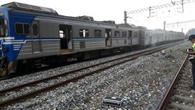 台鐵區間車燒軸　列車延誤（1）台鐵4652次從花蓮和平開往玉里的區間車，27日下午5時許發生輪軸起火意外，緊急將列車轉線卻又出軌，旅客改乘688次列車。（台鐵提供）中央社記者李先鳳傳真　106年9月27日