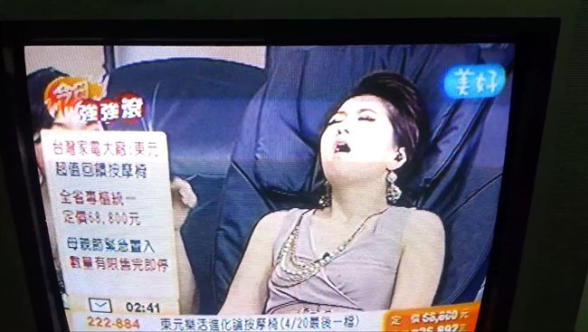 「不要拍！」女模賣按摩椅讓人全想歪