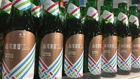 台酒發售台啤國慶紀念瓶　全台限量7200瓶台酒（1）台酒公司推出金牌台啤「雙十國慶紀念瓶」，作為國慶晚宴指定用酒，另也提供極少量現貨銷售，每瓶售價新台幣50元，全台限量7200瓶。（飲酒過量有害健康，未成年請勿飲酒，酒後勿開車。）（台酒公司提供）中央社記者邱柏勝傳真　106年9月27日