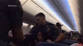 西南航空公司婦人被拖離下機／Watch Life YouTube
