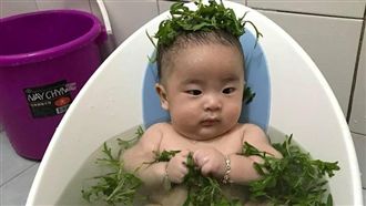 男嬰洗艾草澡收驚　太Q嫩竟像鮮肉湯