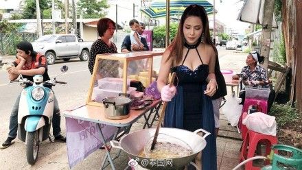 25歲正妹碩士　街頭秀酥胸賣炸物