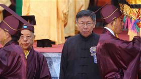 柯文哲出席祭孔大典  擔任正獻官（1）台北市長柯文哲（中）28日清晨6時出席台北孔廟祭孔大典，並擔任典禮「正獻官」。中央社記者游凱翔攝  106年9月28日