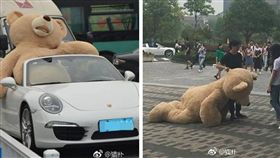 男開保時捷，送一隻250公分的可愛熊娃娃到心愛女子的學校告白，沒想到女大生竟狠拒絕說：「我喜歡熊，但不喜歡你！」（圖／翻攝自微博）