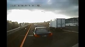 小轎車7度惡意阻擋在客運前方急踩煞車。（圖／翻攝畫面）