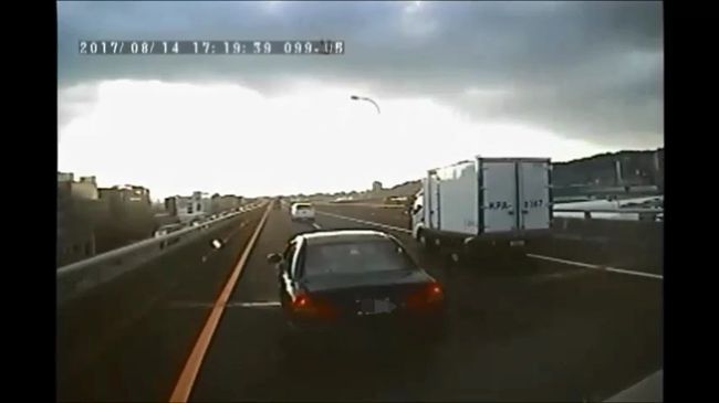 超車不成惱羞　國道上7度惡意擋客運