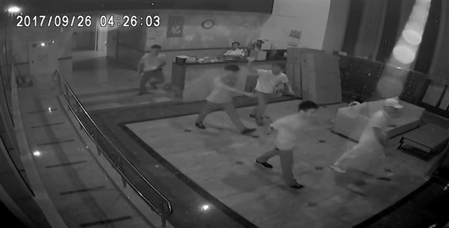 不滿同事欺負　暗夜持槍連開5槍洩憤