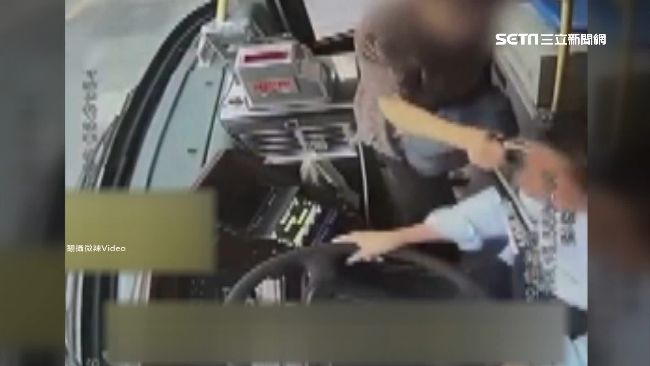 大媽搭錯公車發飆　竟出拳爆打司機