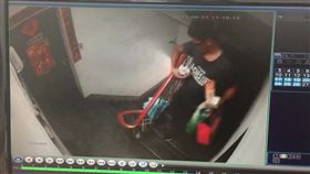 許錢竊走公司大小章、台幣以及人民幣後逃逸。（圖／翻攝畫面）