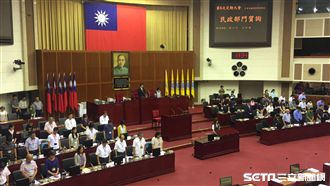 哀悼李新　市議會質詢前先默哀