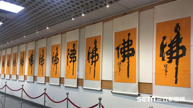 哀悼李新？市議會「佛」字掛滿牆