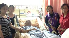 中華王爺慈善會成員前往病房探視戴先生。（圖／中華王爺慈善會提供）