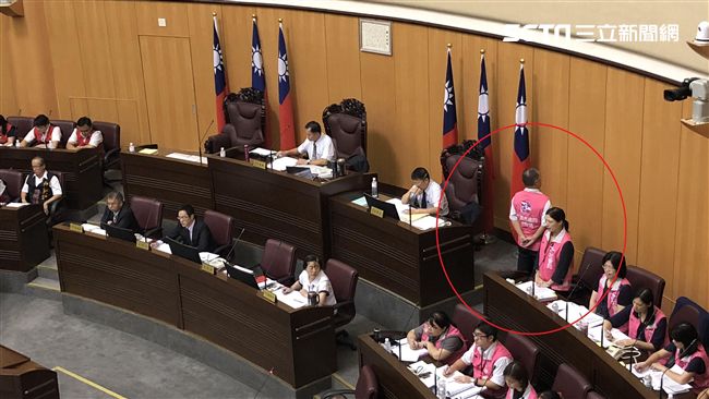 不滿局長嚼舌根　桃議員要求面壁思過
