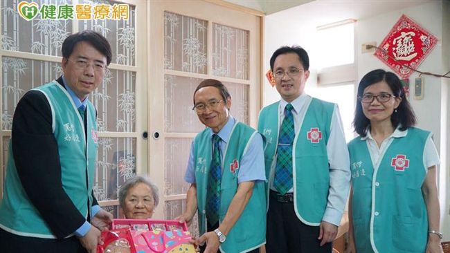 關懷獨居長者！　馬偕團隊致贈中秋月