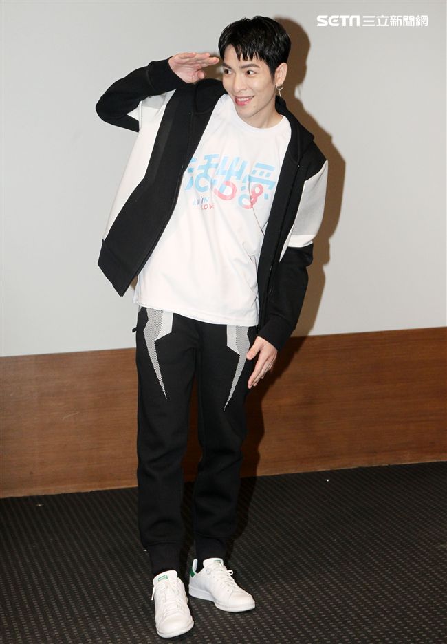 蕭敬騰為愛發聲打造關懷弱勢MV「一起飛.一起愛」，牽手飛翔傳遞愛。（記者邱榮吉/攝影）