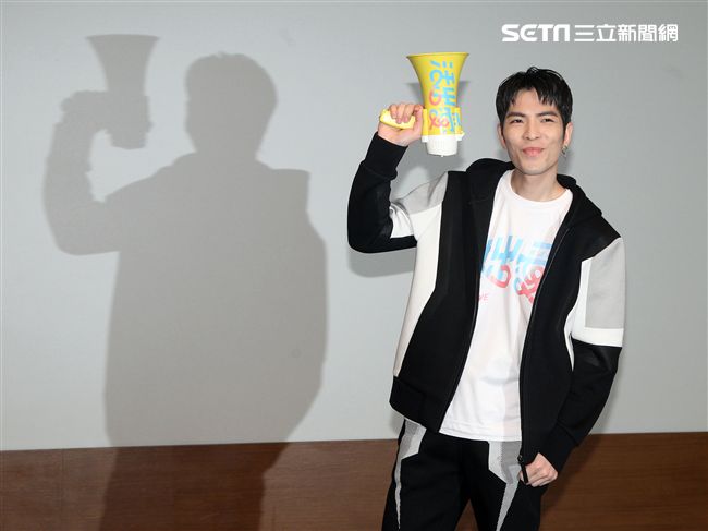 蕭敬騰為愛發聲打造關懷弱勢MV「一起飛.一起愛」，牽手飛翔傳遞愛。（記者邱榮吉/攝影）