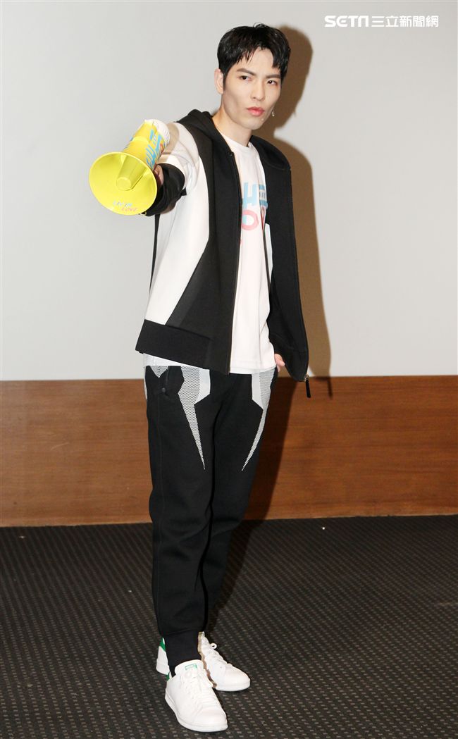 蕭敬騰為愛發聲打造關懷弱勢MV「一起飛.一起愛」，牽手飛翔傳遞愛。（記者邱榮吉/攝影）