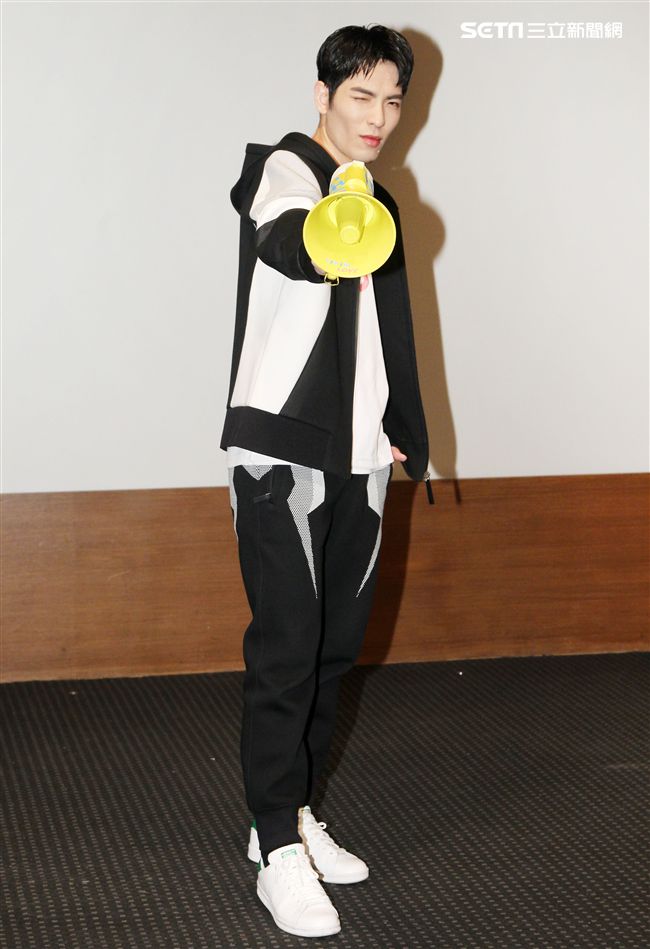 蕭敬騰為愛發聲打造關懷弱勢MV「一起飛.一起愛」，牽手飛翔傳遞愛。（記者邱榮吉/攝影）