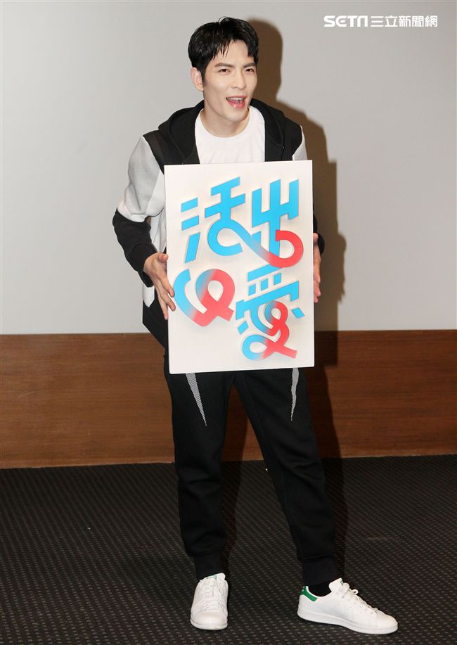 蕭敬騰為愛發聲打造關懷弱勢MV「一起飛.一起愛」，牽手飛翔傳遞愛。（記者邱榮吉/攝影）