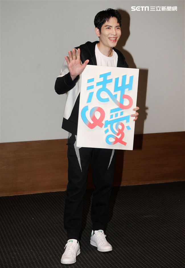 蕭敬騰為愛發聲打造關懷弱勢MV「一起飛.一起愛」，牽手飛翔傳遞愛。（記者邱榮吉/攝影）