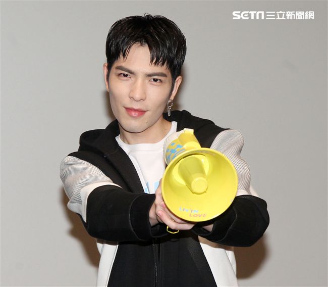 蕭敬騰為愛發聲打造關懷弱勢MV「一起飛.一起愛」，牽手飛翔傳遞愛。（記者邱榮吉/攝影）