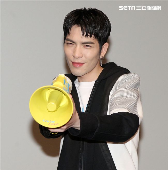 蕭敬騰為愛發聲打造關懷弱勢MV「一起飛.一起愛」，牽手飛翔傳遞愛。（記者邱榮吉/攝影）