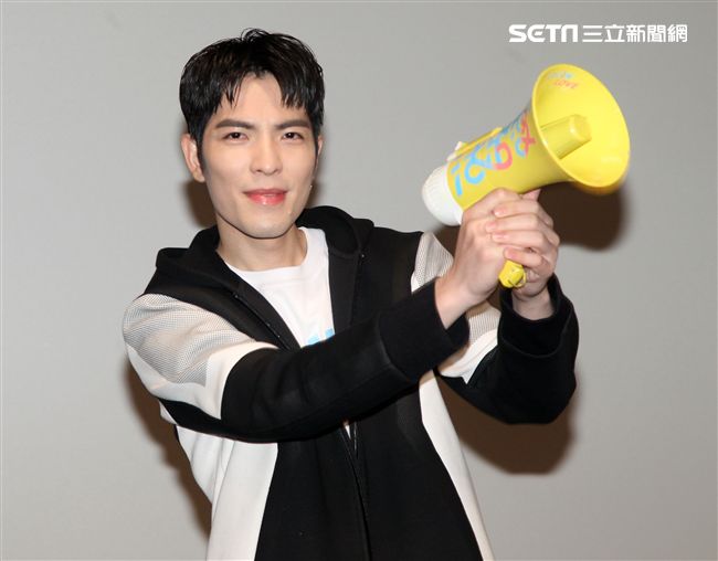 蕭敬騰為愛發聲打造關懷弱勢MV「一起飛.一起愛」，牽手飛翔傳遞愛。（記者邱榮吉/攝影）