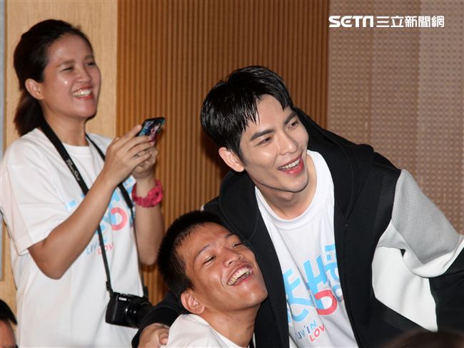 蕭敬騰為愛發聲打造關懷弱勢MV「一起飛.一起愛」，牽手飛翔傳遞愛。（記者邱榮吉/攝影）