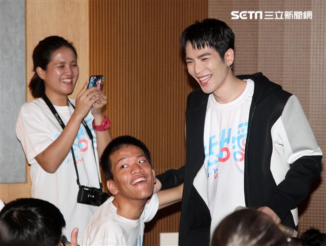 蕭敬騰為愛發聲打造關懷弱勢MV「一起飛.一起愛」，牽手飛翔傳遞愛。（記者邱榮吉/攝影）