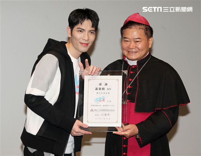 蕭敬騰為愛發聲打造關懷弱勢MV「一起飛.一起愛」，牽手飛翔傳遞愛。（記者邱榮吉/攝影）