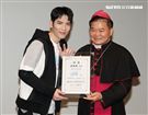 蕭敬騰為愛發聲打造關懷弱勢MV「一起飛.一起愛」，牽手飛翔傳遞愛。（記者邱榮吉/攝影）