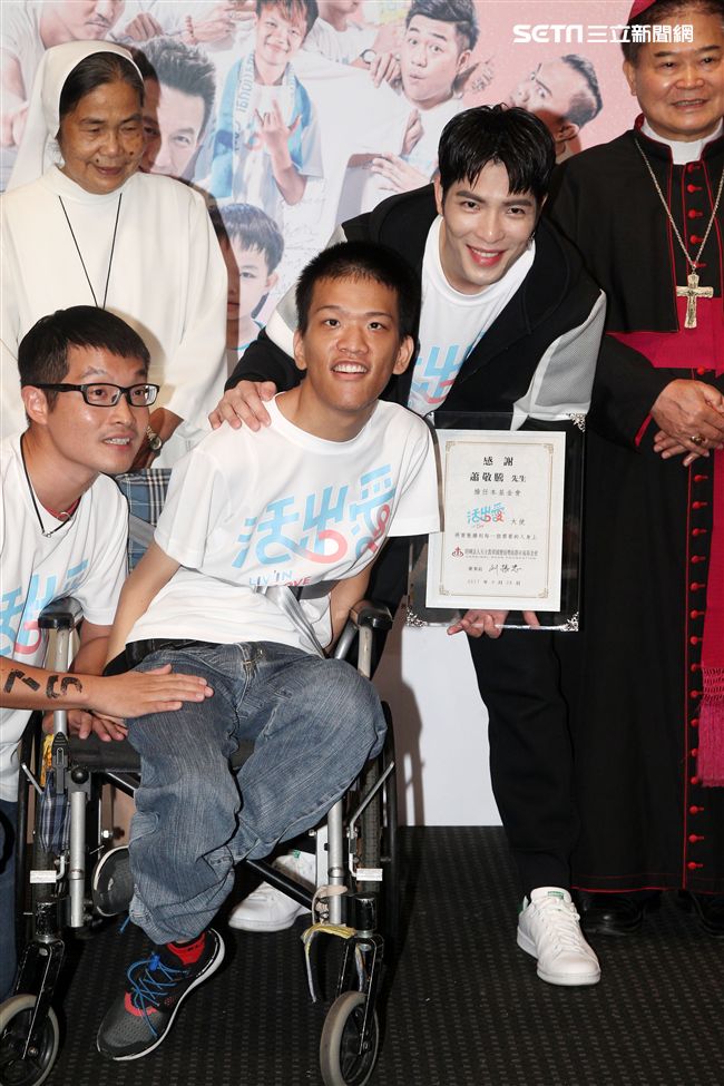 蕭敬騰為愛發聲打造關懷弱勢MV「一起飛.一起愛」，牽手飛翔傳遞愛。（記者邱榮吉/攝影）