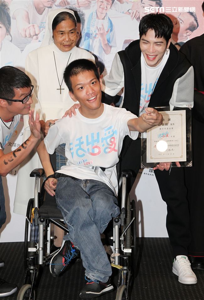 蕭敬騰為愛發聲打造關懷弱勢MV「一起飛.一起愛」，牽手飛翔傳遞愛。（記者邱榮吉/攝影）