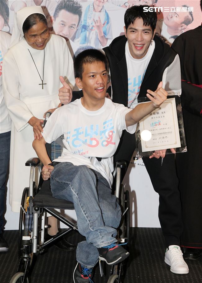 蕭敬騰為愛發聲打造關懷弱勢MV「一起飛.一起愛」，牽手飛翔傳遞愛。（記者邱榮吉/攝影）