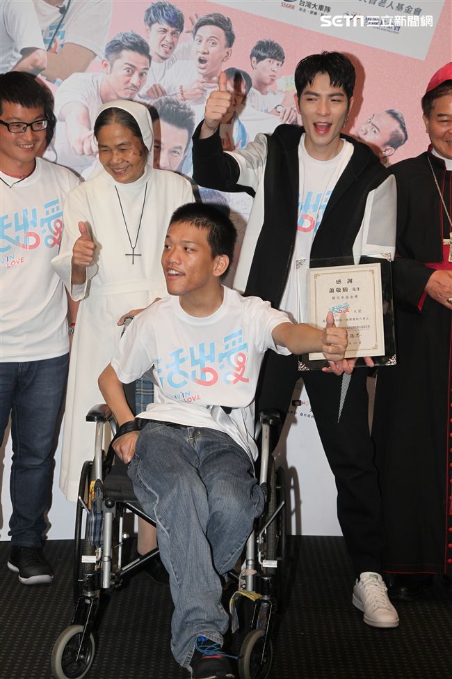 蕭敬騰為愛發聲打造關懷弱勢MV「一起飛.一起愛」，牽手飛翔傳遞愛。（記者邱榮吉/攝影）