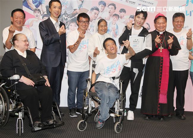 蕭敬騰為愛發聲打造關懷弱勢MV「一起飛.一起愛」，牽手飛翔傳遞愛。（記者邱榮吉/攝影）