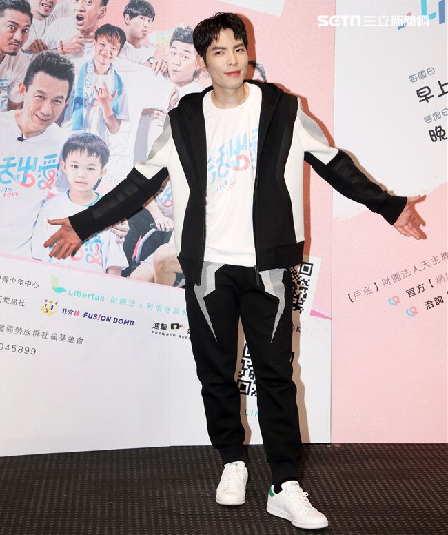 蕭敬騰為愛發聲打造關懷弱勢MV「一起飛.一起愛」，牽手飛翔傳遞愛。（記者邱榮吉/攝影）