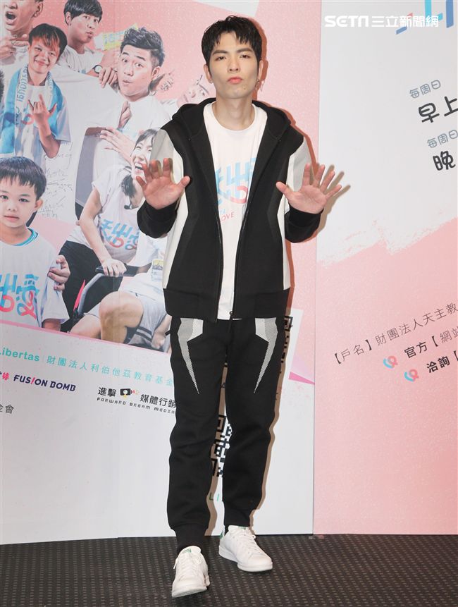 蕭敬騰為愛發聲打造關懷弱勢MV「一起飛.一起愛」，牽手飛翔傳遞愛。（記者邱榮吉/攝影）