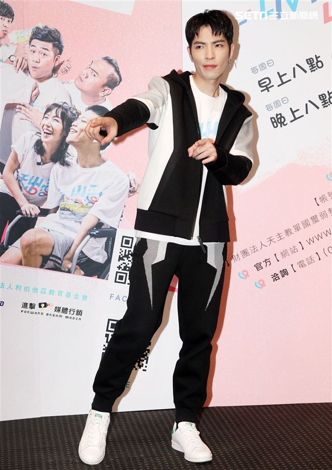 蕭敬騰為愛發聲打造關懷弱勢MV「一起飛.一起愛」，牽手飛翔傳遞愛。（記者邱榮吉/攝影）