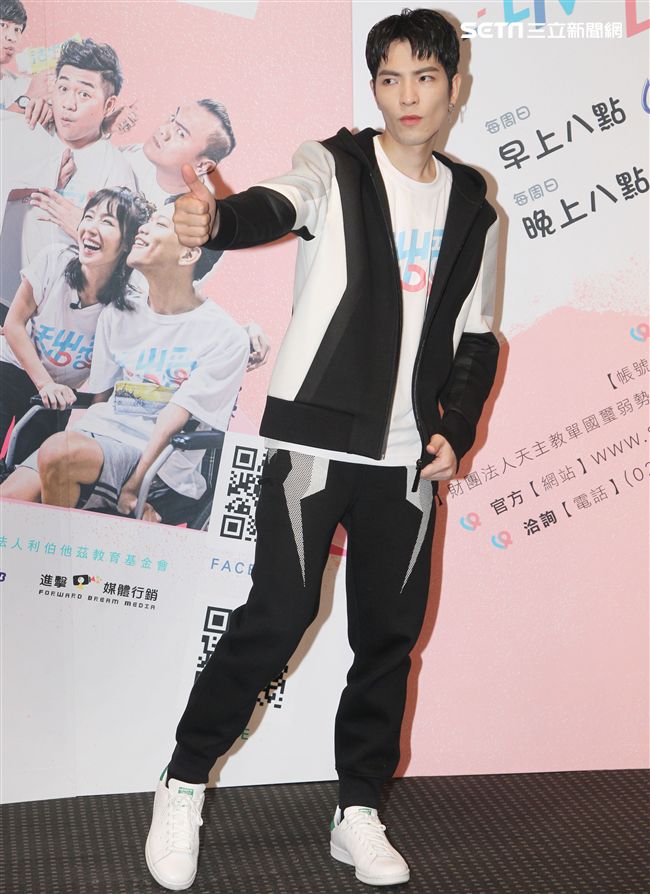 蕭敬騰為愛發聲打造關懷弱勢MV「一起飛.一起愛」，牽手飛翔傳遞愛。（記者邱榮吉/攝影）