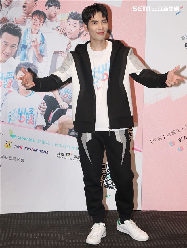 蕭敬騰為愛發聲打造關懷弱勢MV「一起飛.一起愛」，牽手飛翔傳遞愛。（記者邱榮吉/攝影）