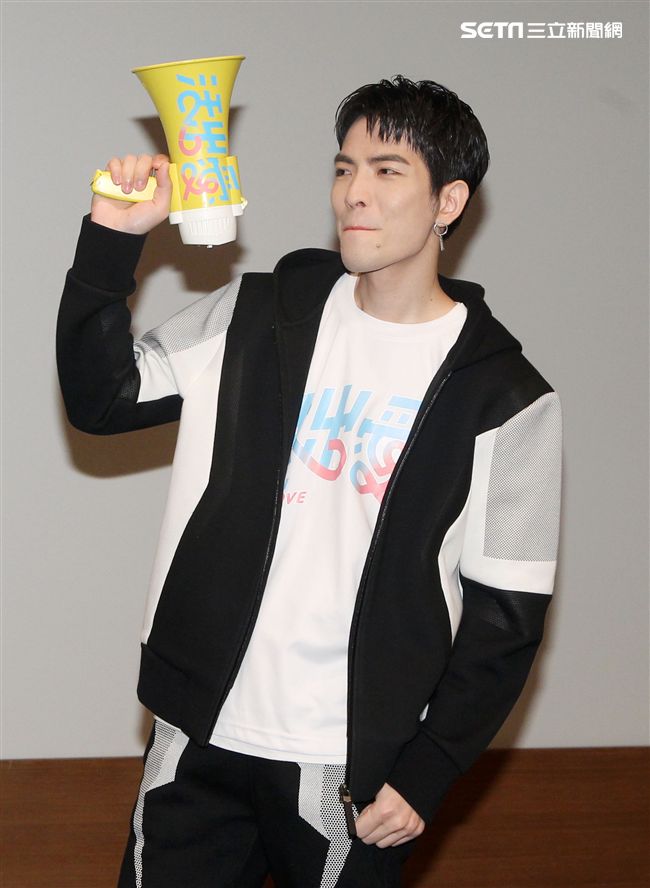 蕭敬騰為愛發聲打造關懷弱勢MV「一起飛.一起愛」，牽手飛翔傳遞愛。（記者邱榮吉/攝影）