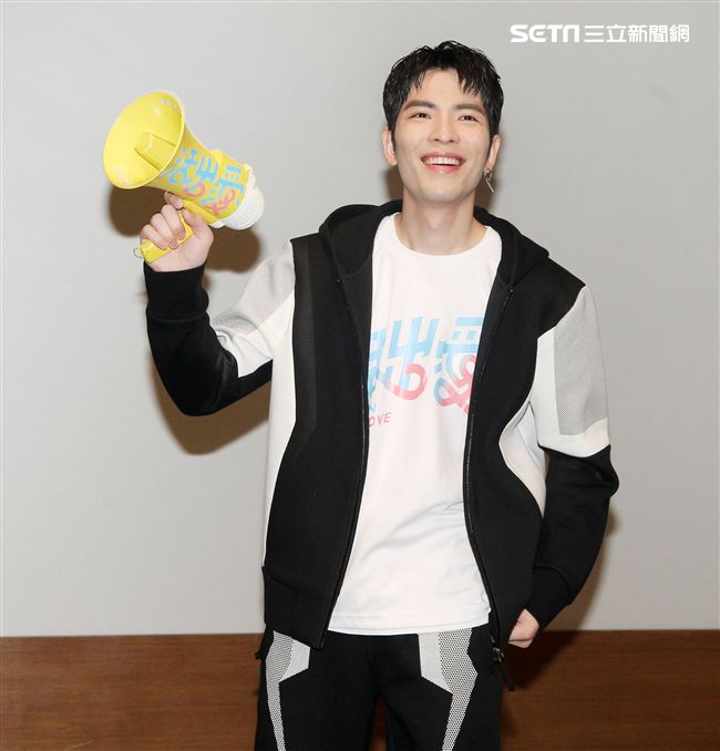 蕭敬騰為愛發聲打造關懷弱勢MV「一起飛.一起愛」，牽手飛翔傳遞愛。（記者邱榮吉/攝影）