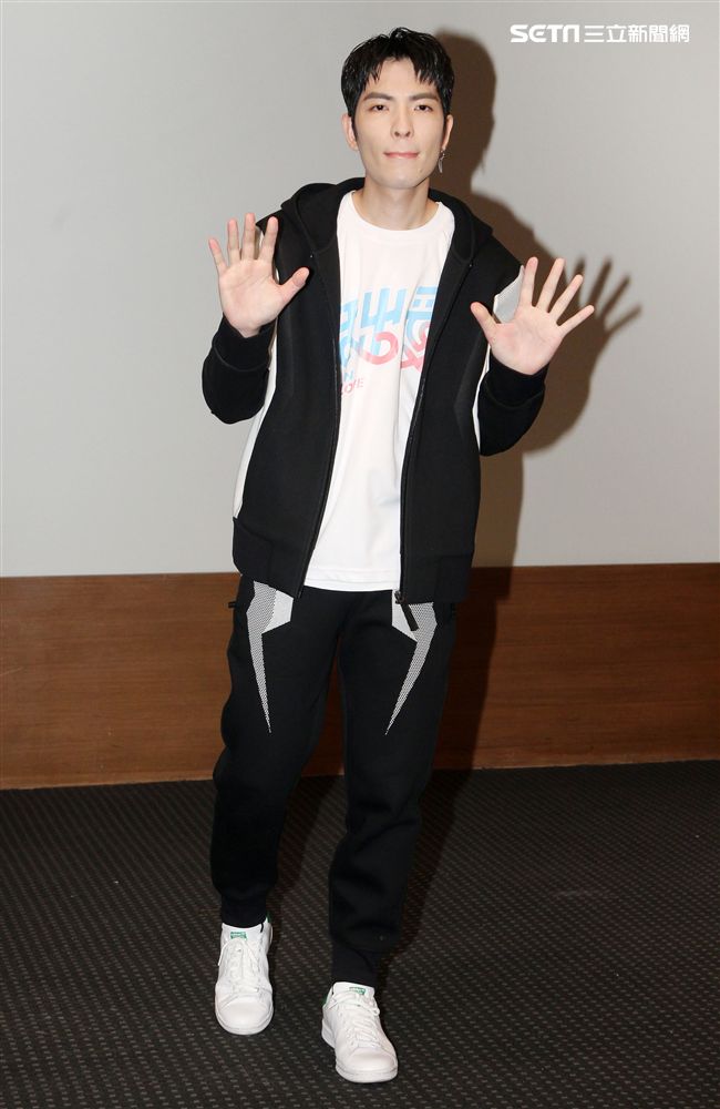 蕭敬騰為愛發聲打造關懷弱勢MV「一起飛.一起愛」，牽手飛翔傳遞愛。（記者邱榮吉/攝影）