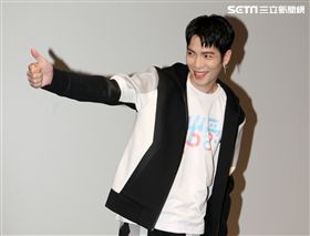 蕭敬騰為愛發聲打造關懷弱勢MV「一起飛.一起愛」，牽手飛翔傳遞愛。（記者邱榮吉/攝影）